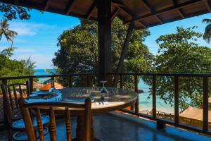 刁曼岛Japamala Resort by Samadhi - Adults Only的设有一个热水浴缸的度假村阳台,享有风景。
