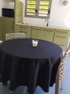 圣安尼RO Location 2的厨房里一张黑桌,上面放着碗