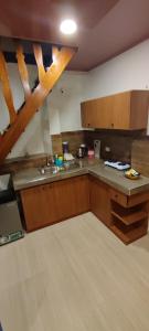苏克雷Casa Ayacucho的厨房配有木制橱柜和台面
