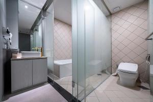 乌山市Brown Dot Hotel Osan的浴室配有卫生间、盥洗盆和淋浴。
