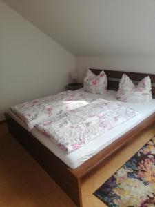 Neu SallenthinHaus Lebensart Bansin的一间卧室配有带白色床单和枕头的床。