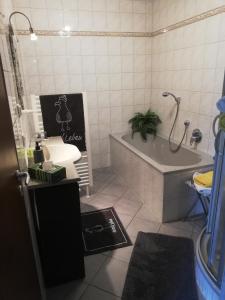 Neu SallenthinHaus Lebensart Bansin的带浴缸、卫生间和盥洗盆的浴室