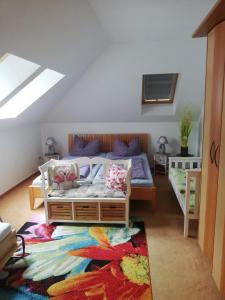 Neu SallenthinHaus Lebensart Bansin的一间卧室配有一张床和地毯