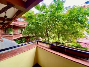 加德满都Hotel Siddhi Manakamana的建筑顶部有树的阳台