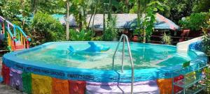 SibulanSea Forest Resort的水中一个有玩具鲨鱼的游泳池