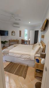 克里卡尔Amberlyn Escapes的一间卧室配有一张大床和一张桌子