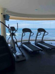 罗萨里托Ocean Front Condo @ Las Olas Grand的健身房内的3辆健身自行车,享有海景