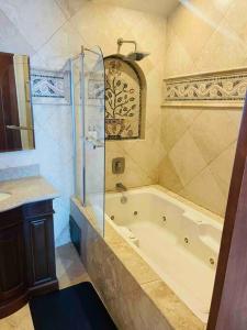 罗萨里托Ocean Front Condo @ Las Olas Grand的带浴缸、淋浴和盥洗盆的浴室
