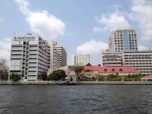 曼谷24Residence Siriraj的享有河流和建筑的城市景观