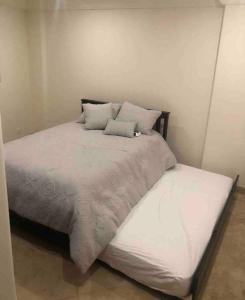 罗萨里托Ocean Front Condo @ Las Olas Grand的一张配有白色床单和枕头的大床