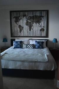 罗萨里托Ocean Front Condo @ Las Olas Grand的卧室配有一张壁挂图床