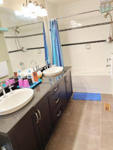 高贵林Derbyshire House的浴室配有两个盥洗盆和浴缸。