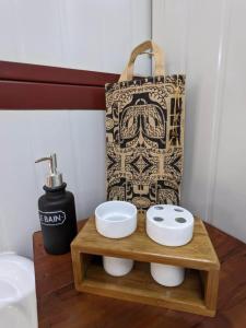 努库希瓦Noho Mai的一间带水槽和袋子的浴室