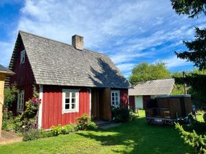 ReigiSuurekivi külalistemaja的灰色屋顶的红色房子