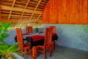 锡吉里亚Sigiri Enaya Cottage的屋顶客房内的桌椅