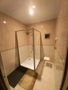 CouvignonAu Vendangeoir chambres d'hôtes的浴室里设有玻璃门淋浴