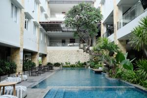 库塔Crystalkuta Hotel - Bali的一座建筑物中央的游泳池