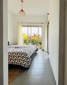 布兹尼盖Appartement Bahia Golf Beach的一间卧室设有一张床和一个窗口