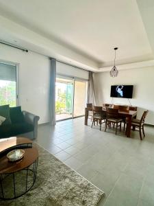 布兹尼盖Appartement Bahia Golf Beach的客厅配有沙发和桌子