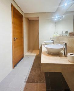 布兹尼盖Appartement Bahia Golf Beach的一个带两个盥洗盆的柜台浴室