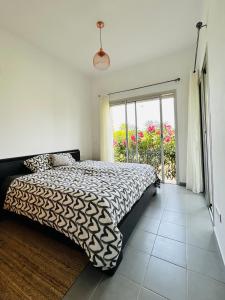 布兹尼盖Appartement Bahia Golf Beach的一间卧室设有一张床和一个大窗户