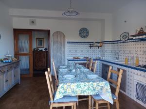 阿格里真托维亚代腾普利住宿加早餐旅馆的厨房里设有1间带桌椅的用餐室