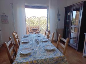 阿格里真托维亚代腾普利住宿加早餐旅馆的一张带蓝色和黄色桌布的餐桌