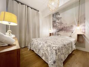 圣若瑟L'Air Sauvage * * * Bassin de Manapany的一间卧室配有床、灯和绘画