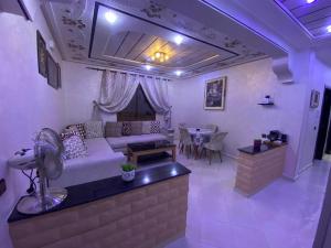 胡里卜盖khouribga的客厅配有沙发和桌子