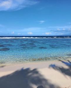 莫雷阿Moorea Temae Villa walking dist beach and golf的海滩上可欣赏到海景