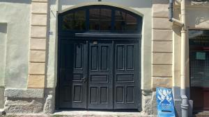 比斯特里察Bretsara的石头建筑中一扇黑色的门,有窗户
