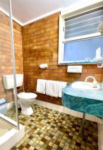多尔比米亚尔汽车旅馆的一间带卫生间、水槽和窗户的浴室