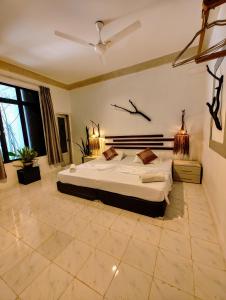 图鲁斯杜Ocean Cottage Maldives的一间卧室,卧室内配有一张大床