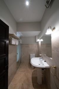VentosillaLa Posada de Pradorey的浴室配有白色水槽和淋浴。