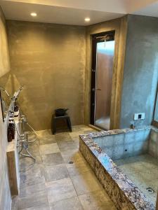 叶山町米纳托诺阿卡瑞别墅的带淋浴和浴缸的浴室