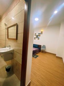 芹苴Nhan Tay Hostel的一间带水槽的浴室和一张位于客房内的床