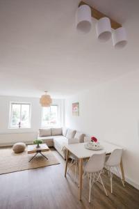 吕贝克Wohnen am Park的客厅配有白色的沙发和桌子