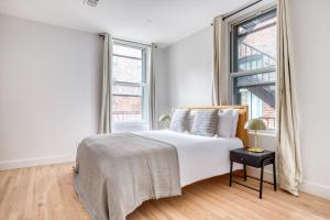 纽约Soho 3br w wd elevator nr cafes restaurants NYC-1043的白色的卧室设有床和窗户