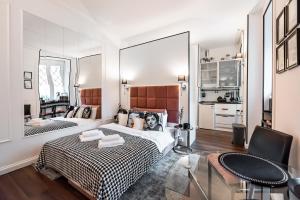 华沙Premium Apart Varsovia Alice 2的一间卧室配有一张床和一面大镜子
