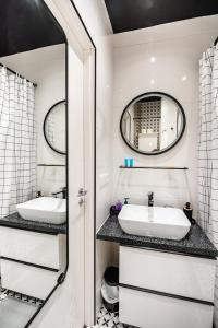 华沙Premium Apart Varsovia Alice 2的浴室设有2个水槽和镜子