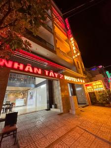 芹苴Nhan Tay 2 Hotel的一座建筑,上面有读人税的标志