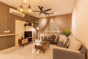 巴生Tastefully Designed 3BR at Impiria Residensi Klang的带沙发和电视的客厅