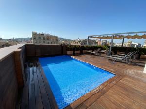 巴塞罗那驰酒店的建筑物屋顶上的游泳池
