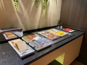 巴塞罗那驰酒店的自助餐,在柜台上供应不同类型的食物