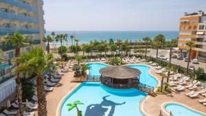 皮内达德马尔Golden Taurus Aquapark Resort的享有带游泳池和海洋的度假村的空中景致