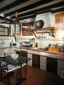阿尔玛格鲁La Casa del Obispo的厨房配有桌子和台面