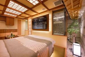 东京Hotel P'sResort Adults only 大人専用的一间卧室,卧室内配有一张大床