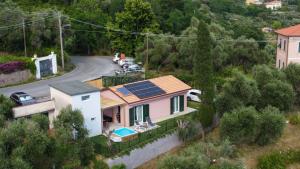莱里奇La Valle Incantata的屋顶上设有太阳能电池板的房子