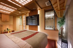 东京Hotel P'sResort Adults only 大人専用的一间卧室,卧室内配有一张大床
