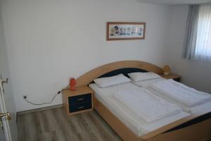多鲁姆Ferienwohnung Wohlfühldomizil的一间卧室配有一张带木制床头板的床